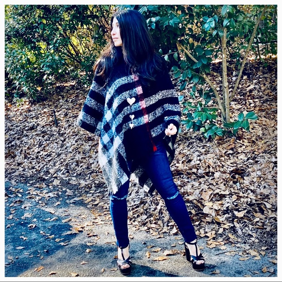 ✨LAST ONE✨Chic black plaid soft knit poncho - Picture 5 of 7